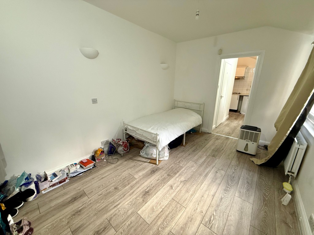 Lot: 51 - MIXED COMMERCIAL AND RESIDENTIAL INVESTMENT - Flat one bedroom/living area